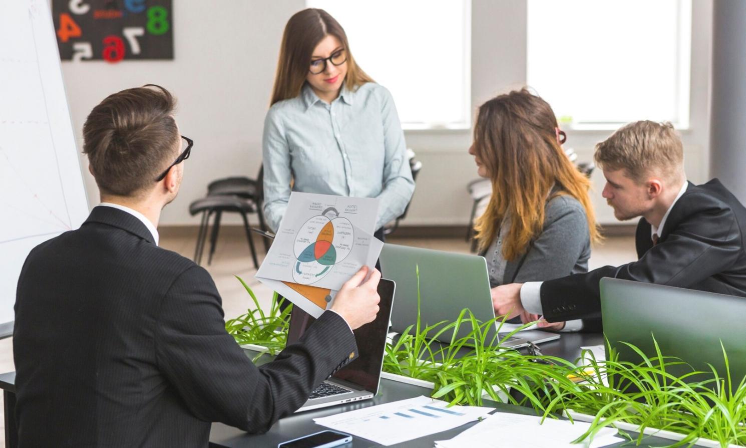 Étudiant planifiant son budget mensuel